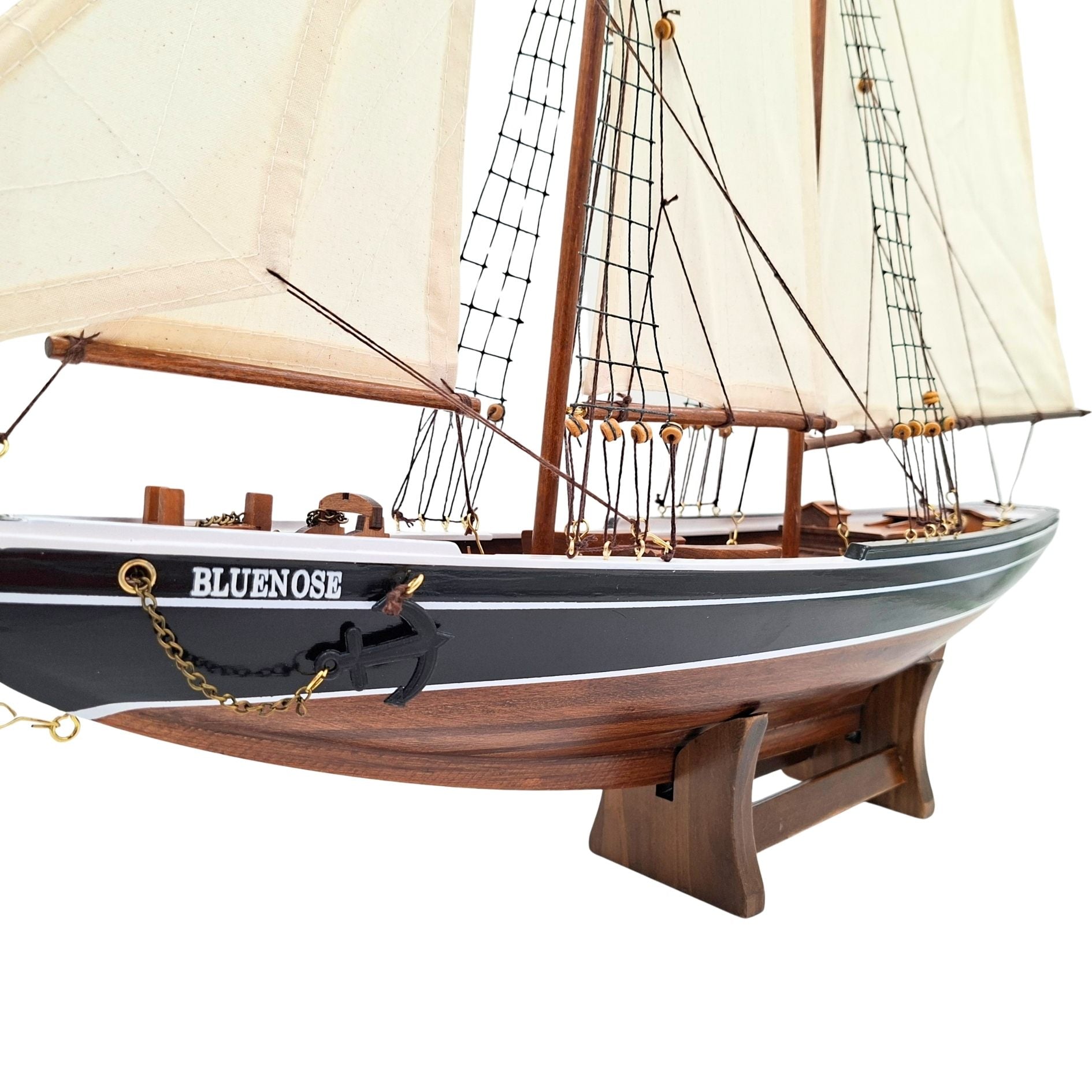Model Szkunera Bluenose 78 cm z Grawerem - Elegancka Dekoracja Marynistyczna z Drewna na Prezent dla Miłośników Żeglarstwa i Historii Morskiej z Naturalnymi Żaglami
