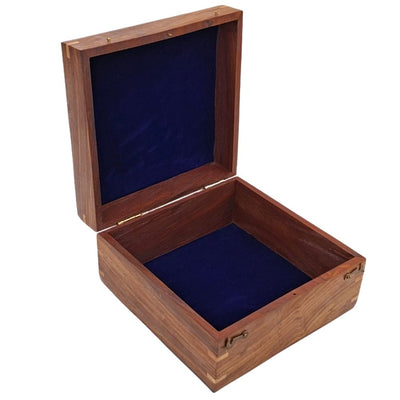 Elegantní dřevěná dárková krabička 20x20x11 cm s tmavě modrou vložkou a možností personalizace gravírováním