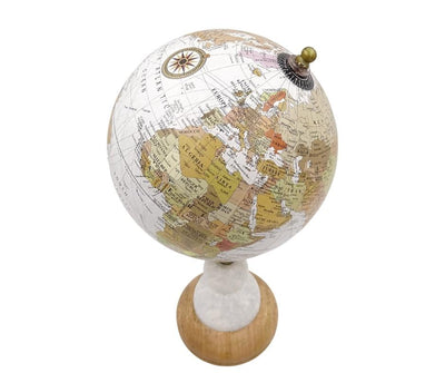 Globus Dekoracyjny Voyager na Marmurowo-Drewnianej Podstawie z Opcją Personalizacji Graweru – Elegancki Prezent dla Miłośników Podróży, Wysokość 32 cm, Średnica 15,5 cm, Biała Mapa z Kolorowymi Kontynentami