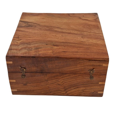 Elegantní dřevěná dárková krabička 20x20x11 cm s tmavě modrou vložkou a možností personalizace gravírováním