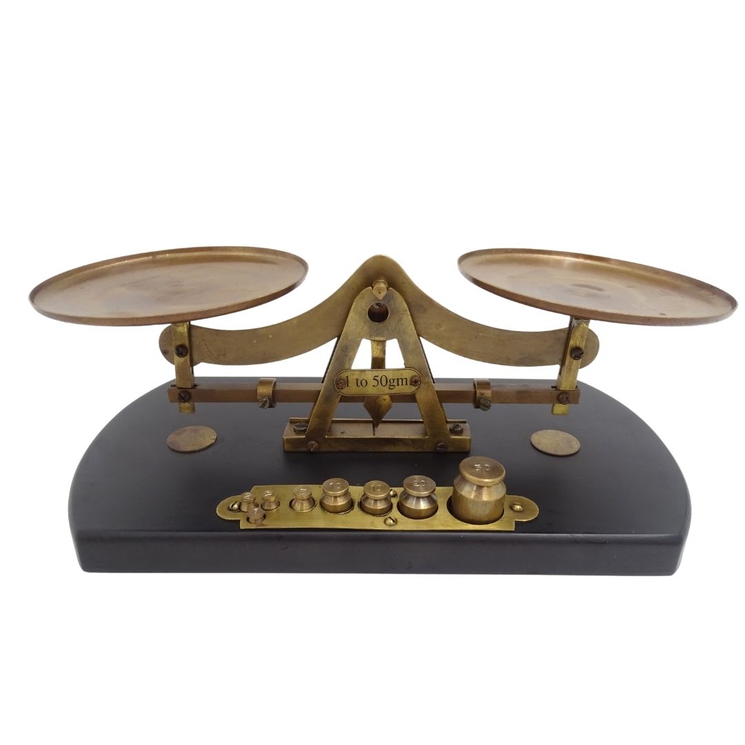 Balanță retro WSB7 din alamă pe bază din lemn, cu gravură personalizată – cadou ideal cu 8 greutăți (1g, 2g, 5g, 10g, 20g, 50g) – înălțime 10cm, lungime 25,5cm