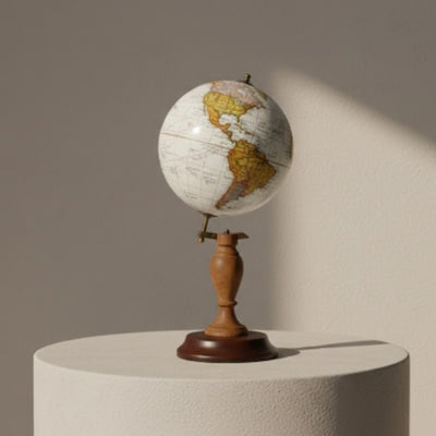 Elegancki globus ozdobny na drewnianej podstawie z możliwością personalizacji grawerem, 27 cm, ciemny brąz, idealny na prezent
