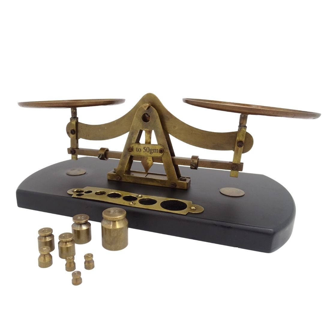 Balanță retro WSB7 din alamă pe bază din lemn, cu gravură personalizată – cadou ideal cu 8 greutăți (1g, 2g, 5g, 10g, 20g, 50g) – înălțime 10cm, lungime 25,5cm