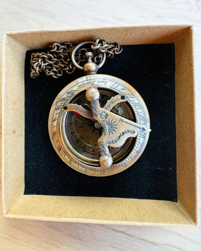 Kompas Navigační Cestovatele s gravírováním, personalizace – Ruční práce Indických Řemeslníků