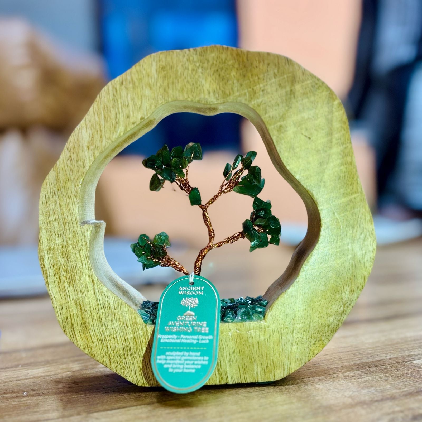 Ogród Drzewny z Zielonego Awenturynu w Obręczy z Drewna Mango - Rękodzieło z 60 Kamieni Chipstonowych - Idealny na Prezent - Wymiary 17,5x17x4 cm, Waga 350 g