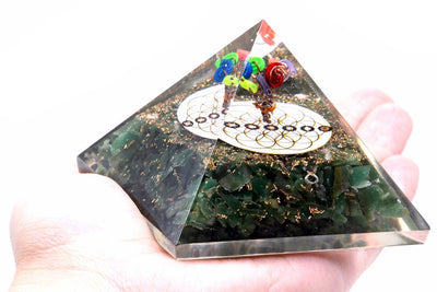 Orgonitová pyramida se zeleným akvamarínem a symbolikou květu života