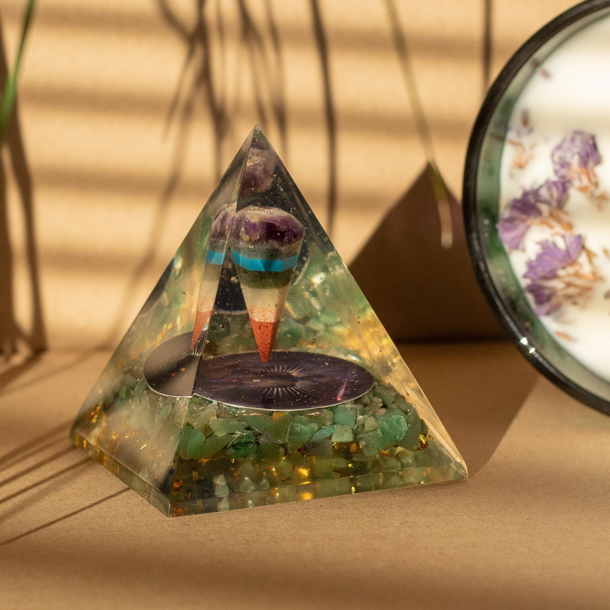 Med Organite Piramida z Pendulum i Zielonymi Chipsami Awenturynu 7x6 cm