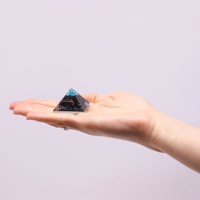 Malá orgonitová pyramida 25 mm se zelenými drahými kameny a mědí