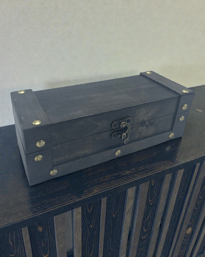 Струнка чайна арка – довга сіра скринька