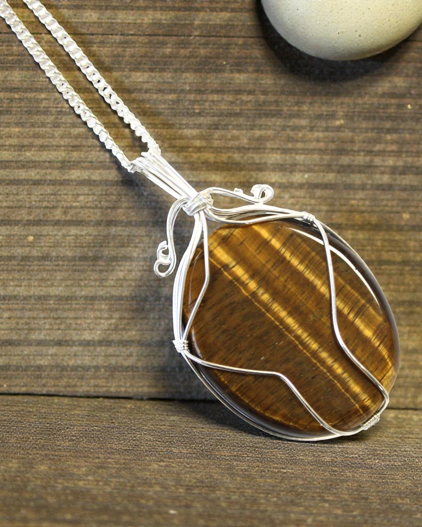 Zawijas Mocy – Ręcznie Oplatany Naszyjnik z Tygrysim Okiem