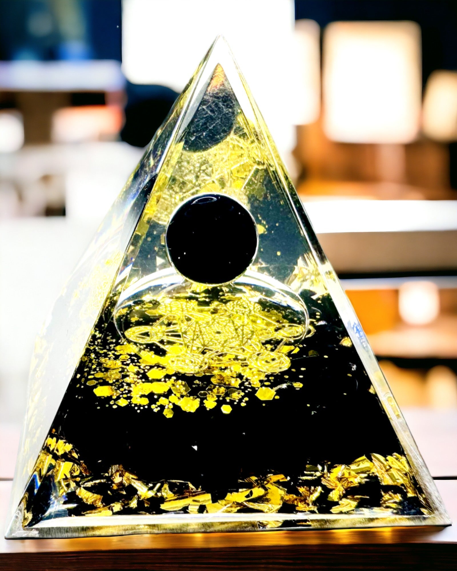 Křišťálová pyramida z ametystu - Přináší pozitivní energii a podporuje meditaci. Barva zlatá - černá