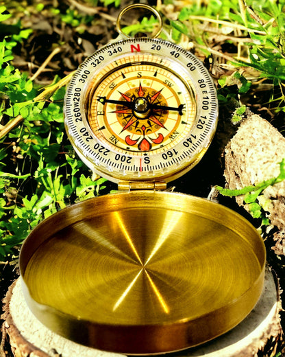 Busolă din Alamă Rezistentă la Apă cu Efect de Strălucire - Esențial pentru Drumeții și Camping, personalizare cu gravură