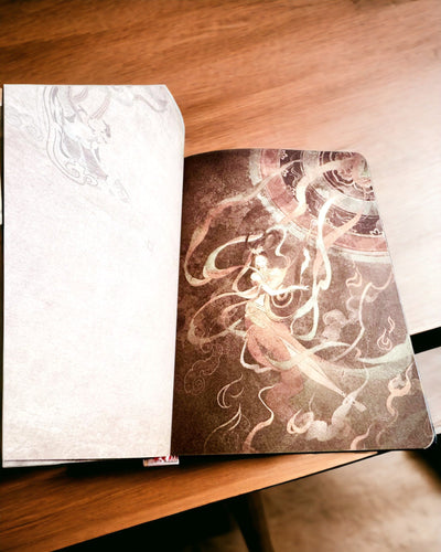 Klasický poznámkový blok v tvrdé vazbě s motivem pletací jehlice - Modrý. Možnost gravírování