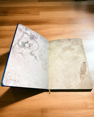 Klasický poznámkový blok v tvrdé vazbě s motivem pletací jehlice - Modrý. Možnost gravírování