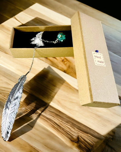 Semn de carte creativ în stil retro cu motiv de pană și fluture – Cadou promoțional elegant, culoare argintie/albastră