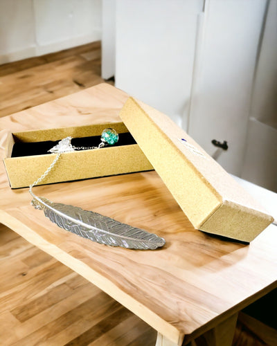 Semn de carte creativ în stil retro cu motiv de pană și fluture – Cadou promoțional elegant, culoare argintie/albastră