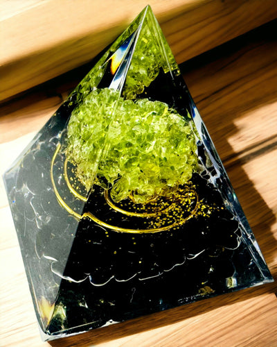 Orgonitová pyramida Reiki s přírodními krystaly - Dekorativní symbol rovnováhy energie čaker