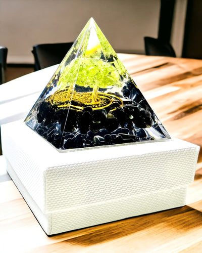 Orgonitová pyramida Reiki s přírodními krystaly - Dekorativní symbol rovnováhy energie čaker
