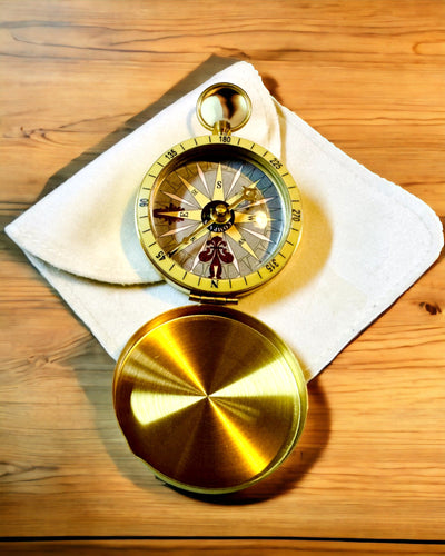 Ретро-стиль Навігаційний Компас – Портативний і Точний Інструмент для Визначення Напрямку для Мандрівників і Дослідників. Гравірування, персоналізація.