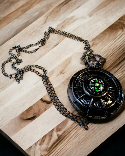 Zegarek Kieszonkowy z Kompasem – Elegancki Wisiorek w Stylu Vintage z Wydrążonym Szkieletem i Czarną Tarczą, personalizacja grawerem