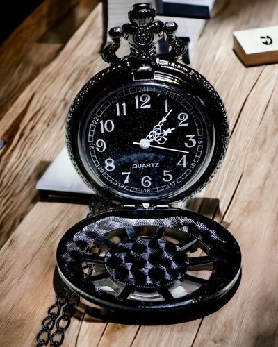 Kapesní hodinky s kompasem – elegantní přívěsek ve vintage stylu s vyřezávaným skeletonem a černým ciferníkem, personalizace gravírováním