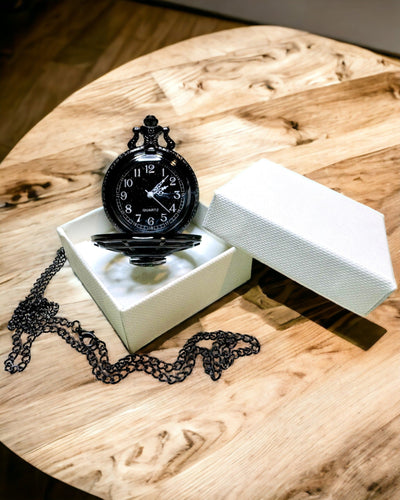Kapesní hodinky s kompasem – elegantní přívěsek ve vintage stylu s vyřezávaným skeletonem a černým ciferníkem, personalizace gravírováním