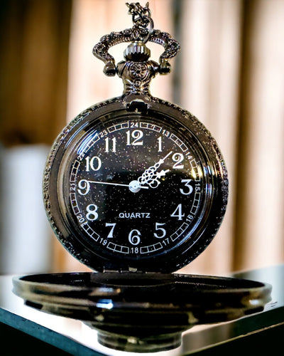 Kapesní hodinky s kompasem – elegantní přívěsek ve vintage stylu s vyřezávaným skeletonem a černým ciferníkem, personalizace gravírováním