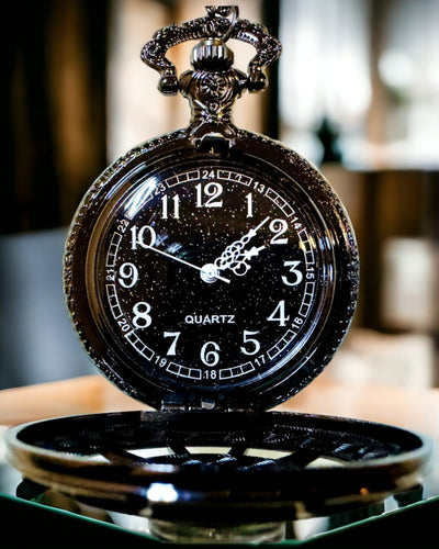 Kapesní hodinky s kompasem – elegantní přívěsek ve vintage stylu s vyřezávaným skeletonem a černým ciferníkem, personalizace gravírováním
