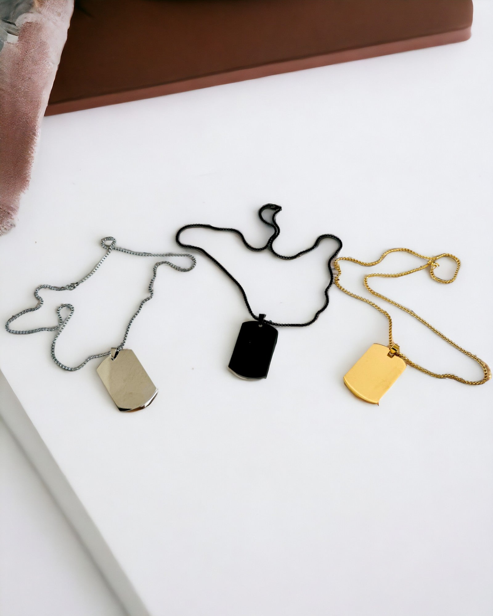 Náhrdelník s Dog Tag "Tři Odstíny Stylu" - Identifikační známka - Elegantní Přívěsek z Nerezové Oceli s Možností Gravírování