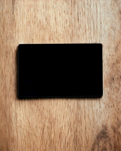 Ексклюзивна Чорна Металева Візитівка з Можливістю Персоналізації – Ідеальна для Подарунка