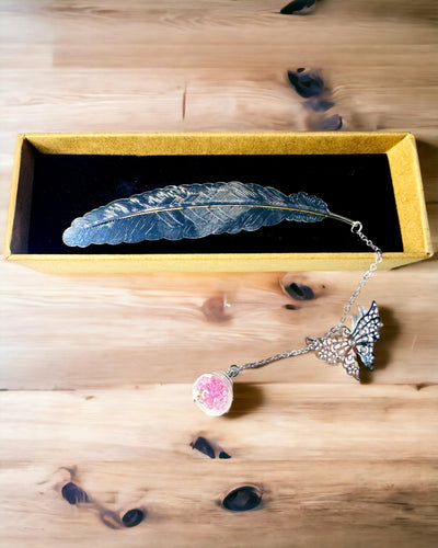 Semn de carte creativ în stil retro cu motiv de pană și fluture – Cadou elegant pentru mama, profesor, promoțional, culoare argintiu/roz