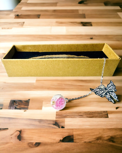 Semn de carte creativ în stil retro cu motiv de pană și fluture – Cadou elegant pentru mama, profesor, promoțional, culoare argintiu/roz