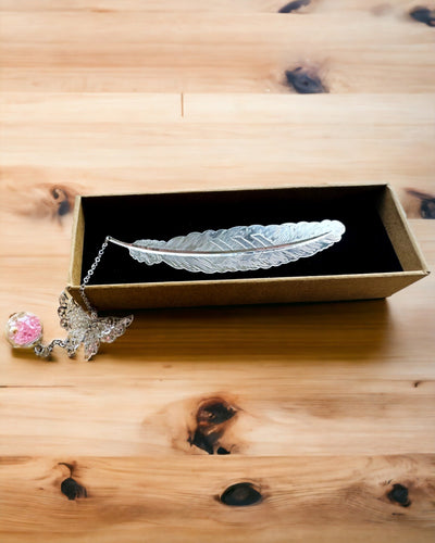 Semn de carte creativ în stil retro cu motiv de pană și fluture – Cadou elegant pentru mama, profesor, promoțional, culoare argintiu/roz