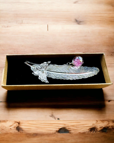 Semn de carte creativ în stil retro cu motiv de pană și fluture – Cadou elegant pentru mama, profesor, promoțional, culoare argintiu/roz