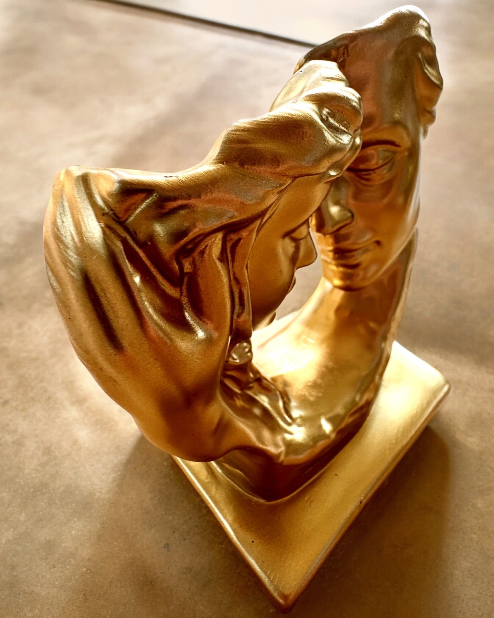 Figurka "Zlaté Spojení" - 13,5 cm výška, Dekorativní s Možností Gravírování