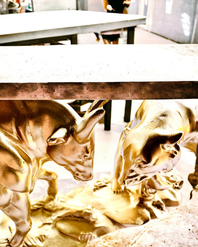 Duelul Titanilor - Sculptură Decorativă Taur și Urs - posibilitate de personalizare cu gravură - culoare aurie