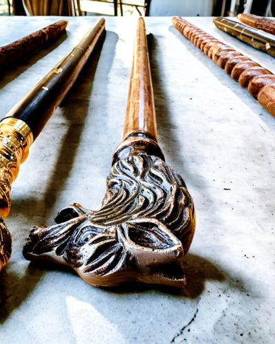 Laska Spacerowa Wolf - Indyjskie Drewno Mango z Możliwością Grawerowania, brązowy złote zdobienia