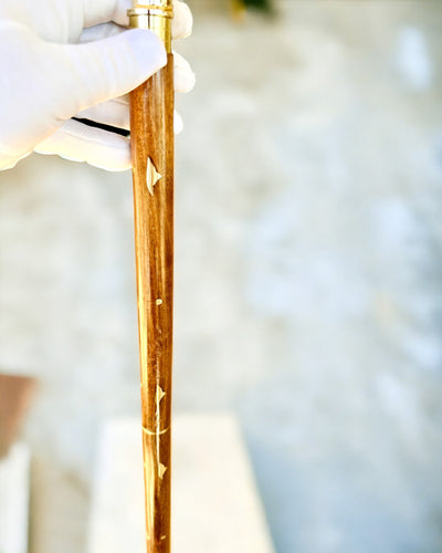 Laska Spacerowa Wolf - Indyjskie Drewno Mango z Możliwością Grawerowania, brązowy złote zdobienia