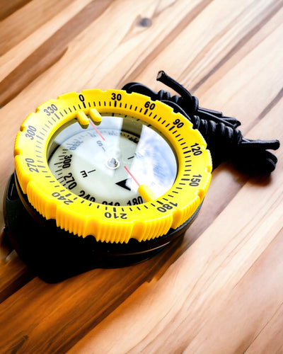 Kompas do nurkowania AquaGuide - wodoodporny kompas z funkcją luminescencji z elastycznym paskiem, możliwość personalizacji