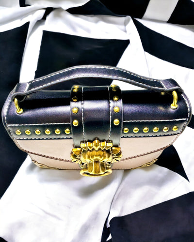 Čtvercová Světle Fialová Taška přes Rameno s Motivem Lva – Elegantní Kabelka z Texturované PU Kůže. Personalizace Gravírováním