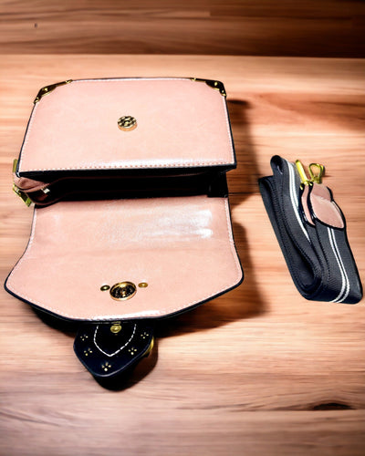 Čtvercová Světle Fialová Taška přes Rameno s Motivem Lva – Elegantní Kabelka z Texturované PU Kůže. Personalizace Gravírováním