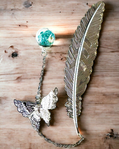 Semn de carte creativ în stil retro cu motiv de pană și fluture – Cadou promoțional elegant, culoare argintie/albastră