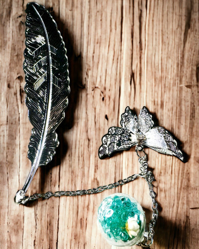 Semn de carte creativ în stil retro cu motiv de pană și fluture – Cadou promoțional elegant, culoare argintie/albastră