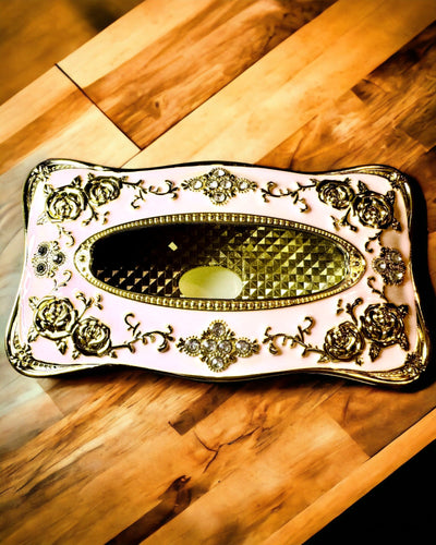 Elegantní růžová krabička na kapesníky s reliéfními růžemi – luxusní doplněk do obývacího pokoje, hotelu či klubu