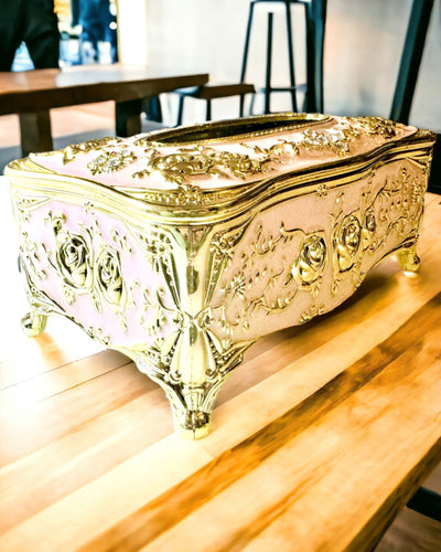 Elegantní růžová krabička na kapesníky s reliéfními růžemi – luxusní doplněk do obývacího pokoje, hotelu či klubu