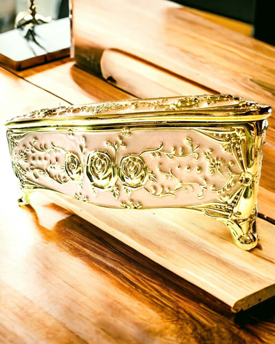 Elegantní růžová krabička na kapesníky s reliéfními růžemi – luxusní doplněk do obývacího pokoje, hotelu či klubu