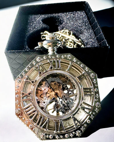 Ceas de buzunar mecanic octogonal clasic de culoare argintie cu cadran filigranat în stil steampunk