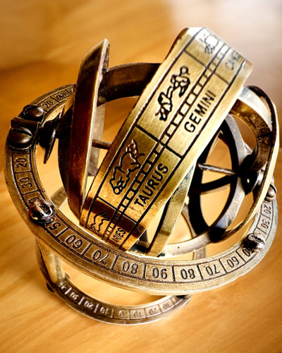 Astronomické hodiny „Kosmická harmonie“ - možnost personalizace gravírováním