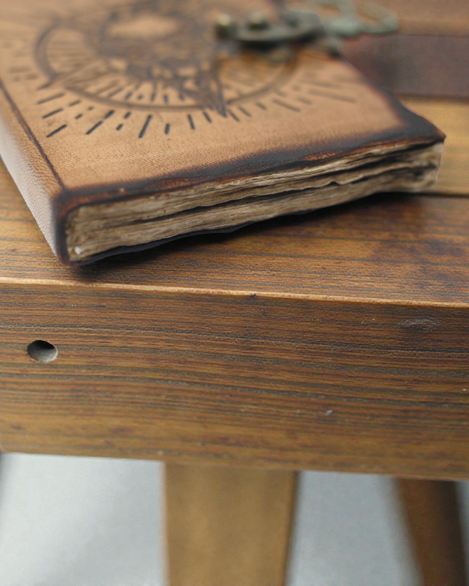 Шкіряний записник «Пентагон і череп» з опаленими краями (18x13 см)