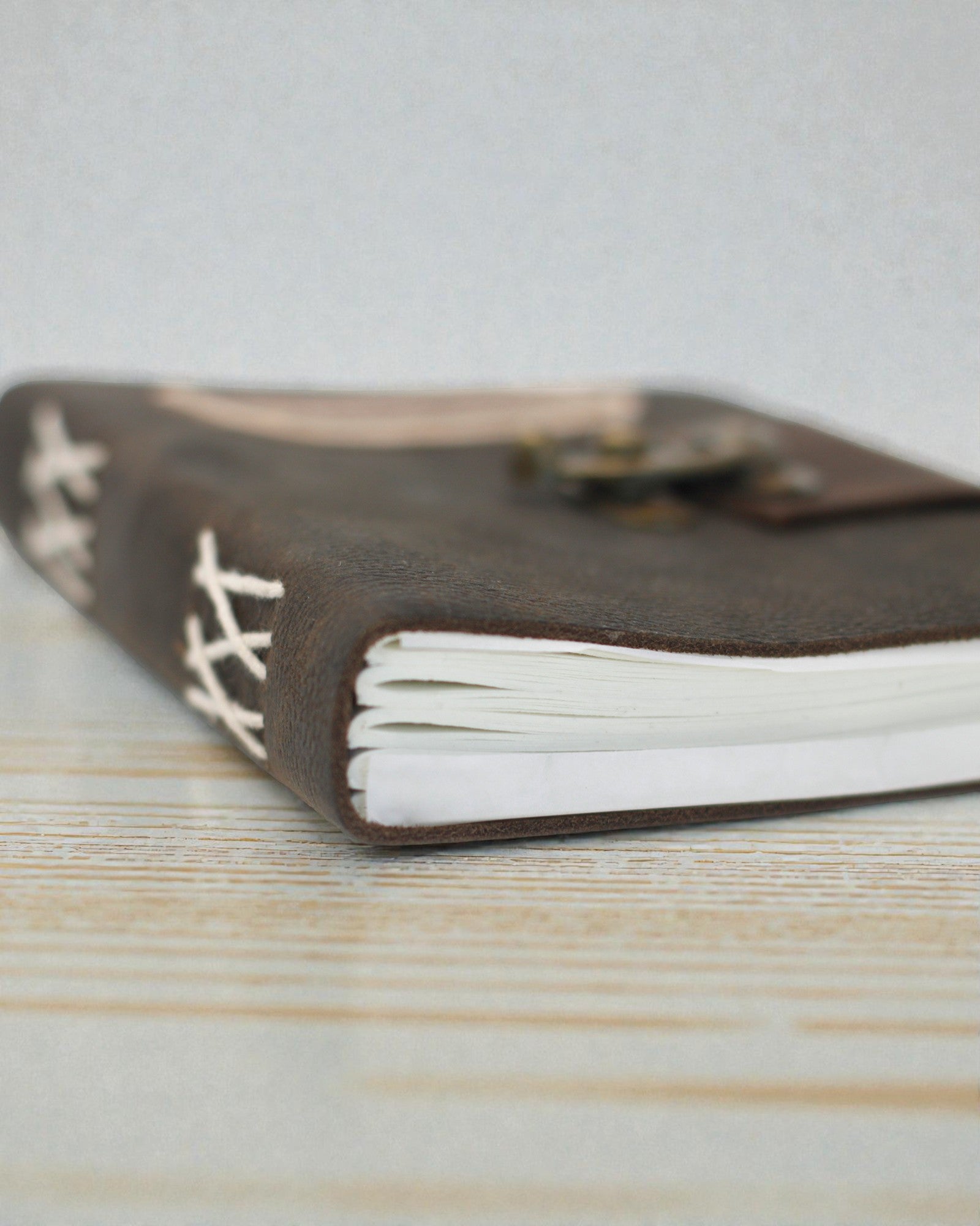 Шкіряний записник «Чорні зізнання» із замком (18x13 cm)